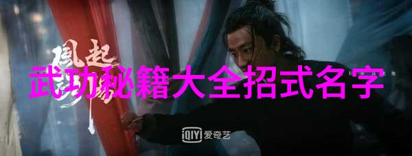 男子游泳部在自然景观中享受自由泳的乐趣