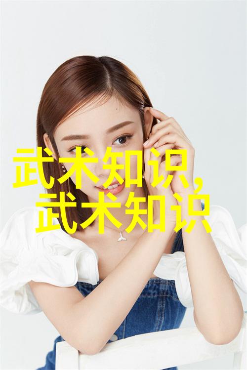 公交车最后一排被多人拥挤城市交通压力