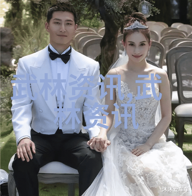 在蓝天下肌动力训练让男孩在游泳池边打造完美身材为夏日游玩准备有型泳装
