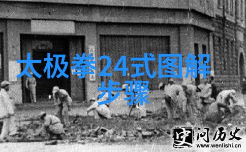宝宝笑容满面水杯溢出来的欢乐时光